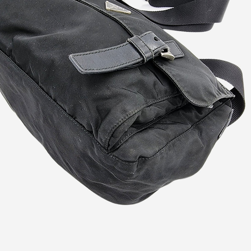 SORT NYLON CROSSBODY taske fra brand: PRADA - We Do Vintage