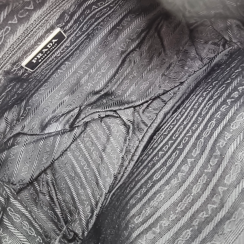 SORT NYLON CROSSBODY taske fra brand: PRADA - We Do Vintage