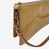 GUL MONOGRAM VERNIS LEXINGTON POCHETTE taske fra brand: LOUIS VUITTON - We Do Vintage