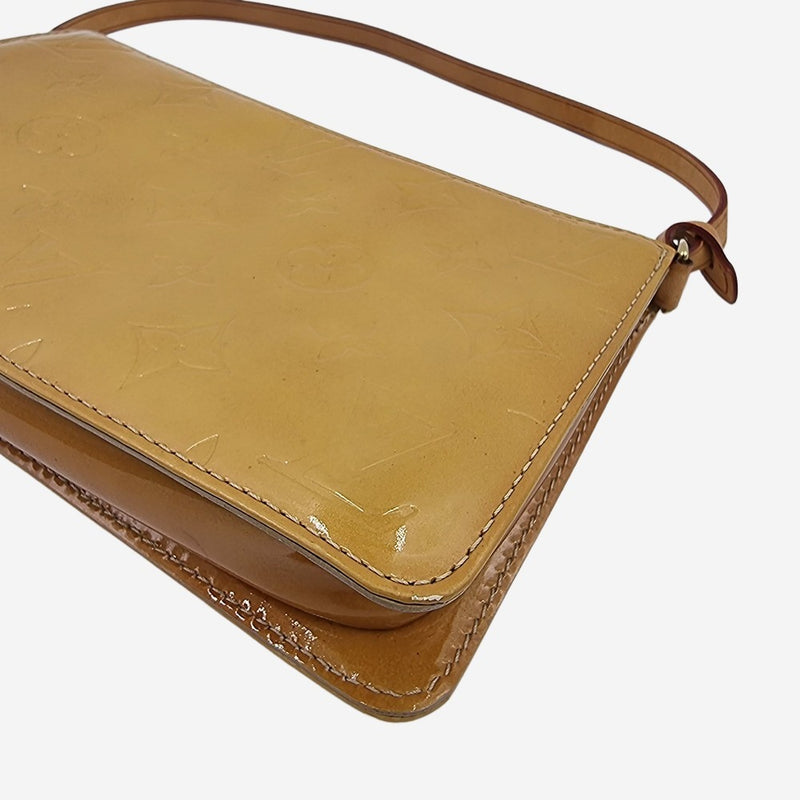 GUL MONOGRAM VERNIS LEXINGTON POCHETTE taske fra brand: LOUIS VUITTON - We Do Vintage
