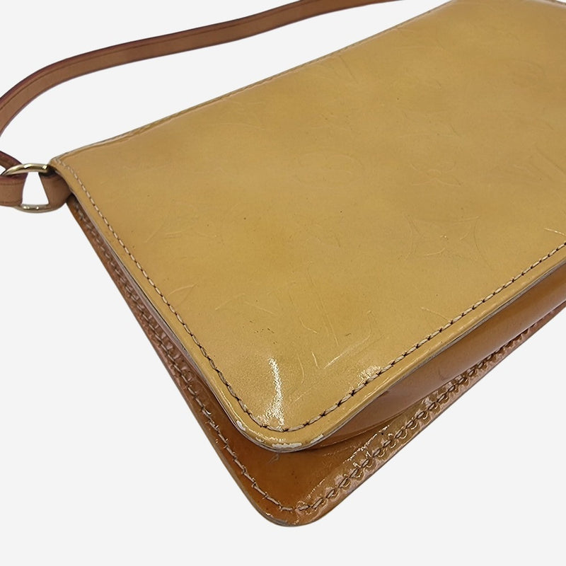 GUL MONOGRAM VERNIS LEXINGTON POCHETTE taske fra brand: LOUIS VUITTON - We Do Vintage