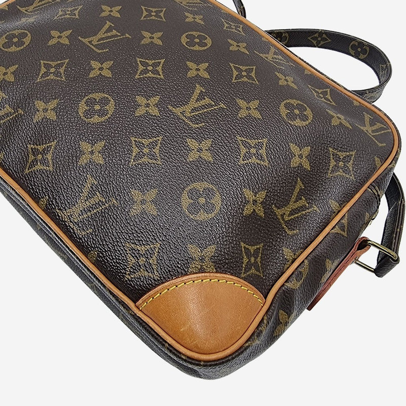 MONOGRAM CANVAS NILE MM taske fra brand: LOUIS VUITTON - We Do Vintage