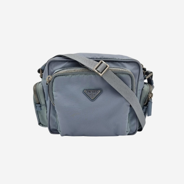 LYSEBLÅ NYLON CROSSBODY taske fra brand: PRADA - We Do Vintage