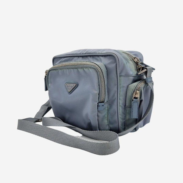 LYSEBLÅ NYLON CROSSBODY taske fra brand: PRADA - We Do Vintage