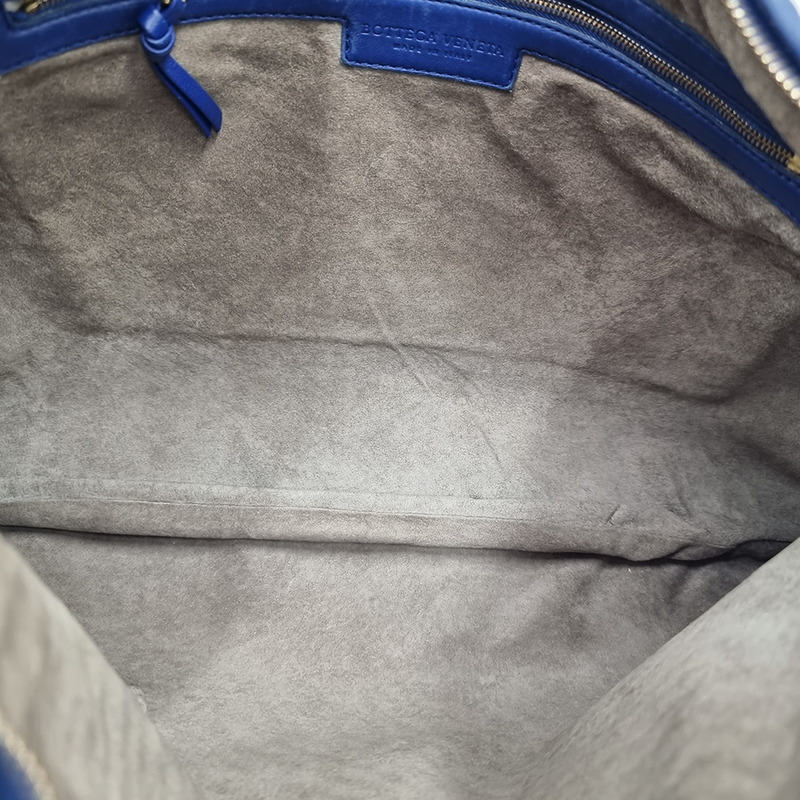 LARGE BLÅ CLASSIC VENETA HOBO taske fra brand: BOTTEGA VENETA - We Do Vintage