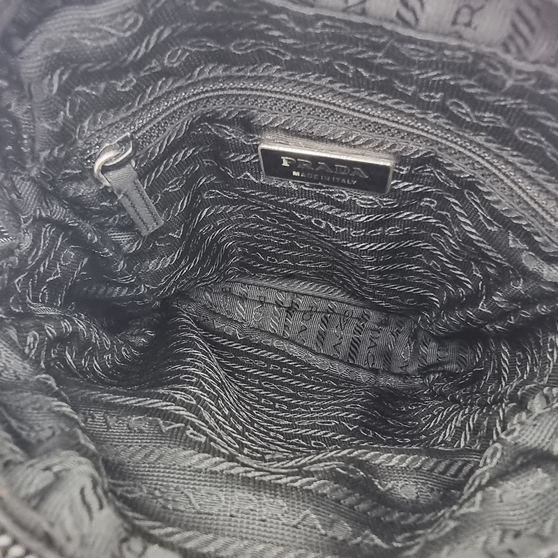 SORT NYLON CROSSBODY taske fra brand: PRADA - We Do Vintage