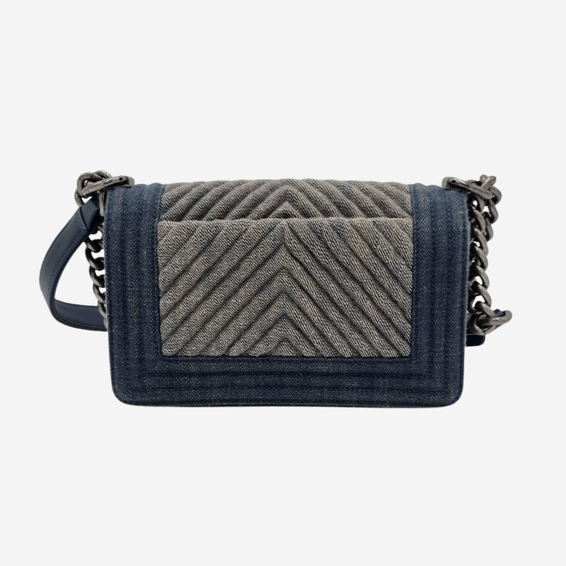 SMALL DENIM CHREVON BOY taske fra brand: CHANEL - We Do Vintage