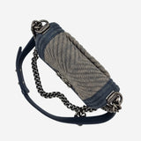 SMALL DENIM CHREVON BOY taske fra brand: CHANEL - We Do Vintage