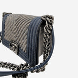 SMALL DENIM CHREVON BOY taske fra brand: CHANEL - We Do Vintage