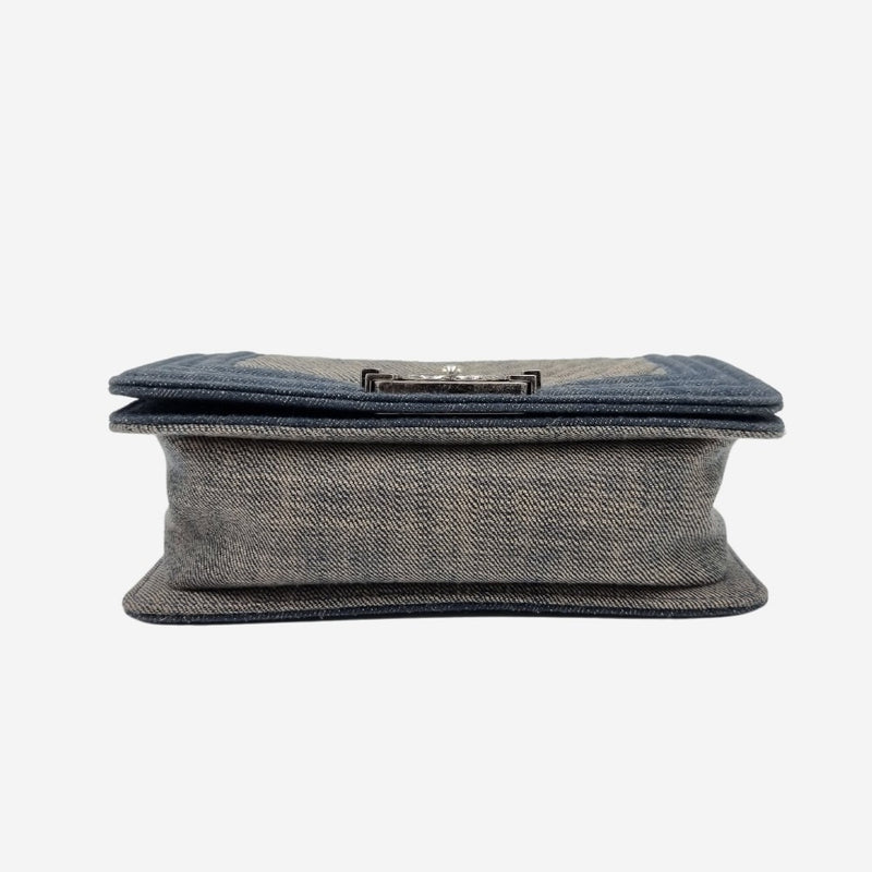SMALL DENIM CHREVON BOY taske fra brand: CHANEL - We Do Vintage