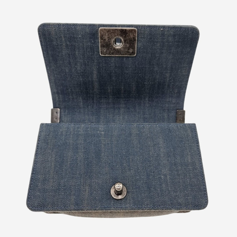 SMALL DENIM CHREVON BOY taske fra brand: CHANEL - We Do Vintage