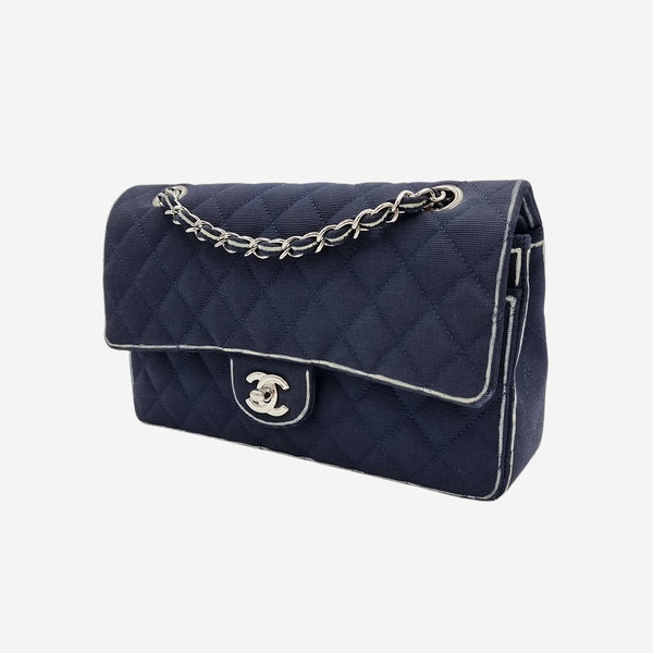 LIMITED EDITION NAVY MEDIUM CLASSIC FLAP BAG taske fra brand: CHANEL - We Do Vintage