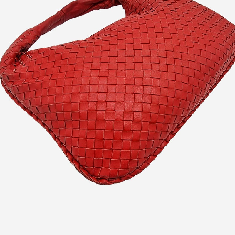 MEDIUM RØD CLASSIC VENETA HOBO taske fra brand: BOTTEGA VENETA - We Do Vintage
