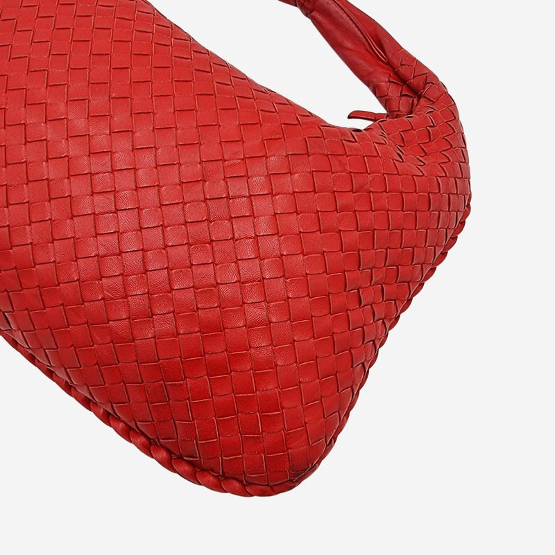 MEDIUM RØD CLASSIC VENETA HOBO taske fra brand: BOTTEGA VENETA - We Do Vintage