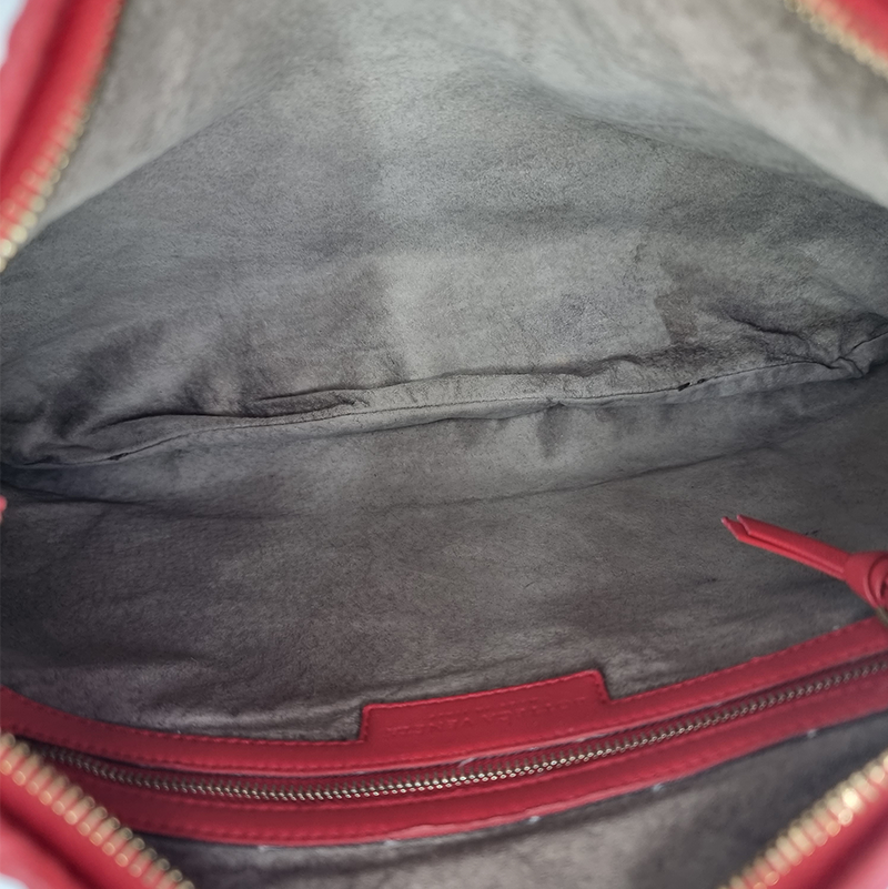 MEDIUM RØD CLASSIC VENETA HOBO taske fra brand: BOTTEGA VENETA - We Do Vintage