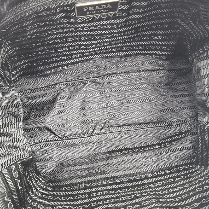 SORT NYLON CROSSBODY taske fra brand: PRADA - We Do Vintage