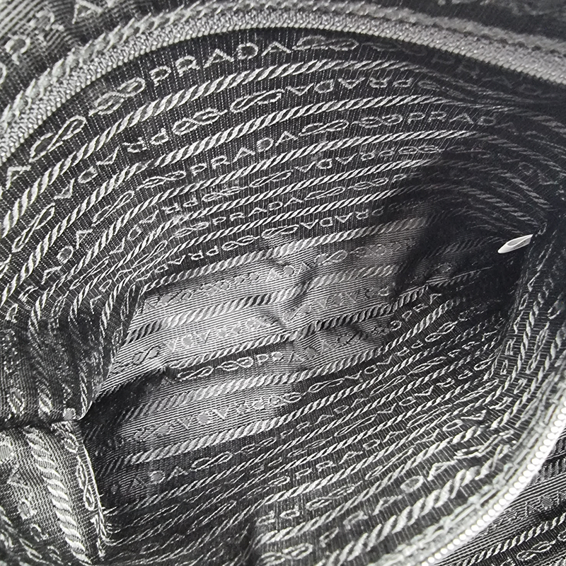 SORT NYLON CROSSBODY taske fra brand: PRADA - We Do Vintage