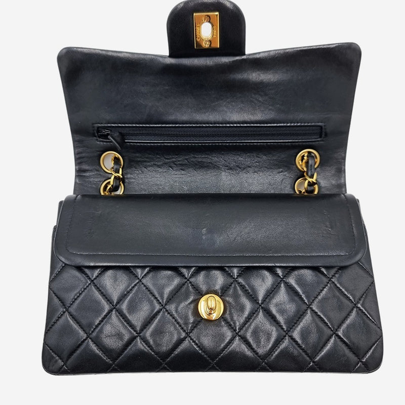 SMALL CLASSIC DOUBLE FLAP taske fra brand: CHANEL - We Do Vintage