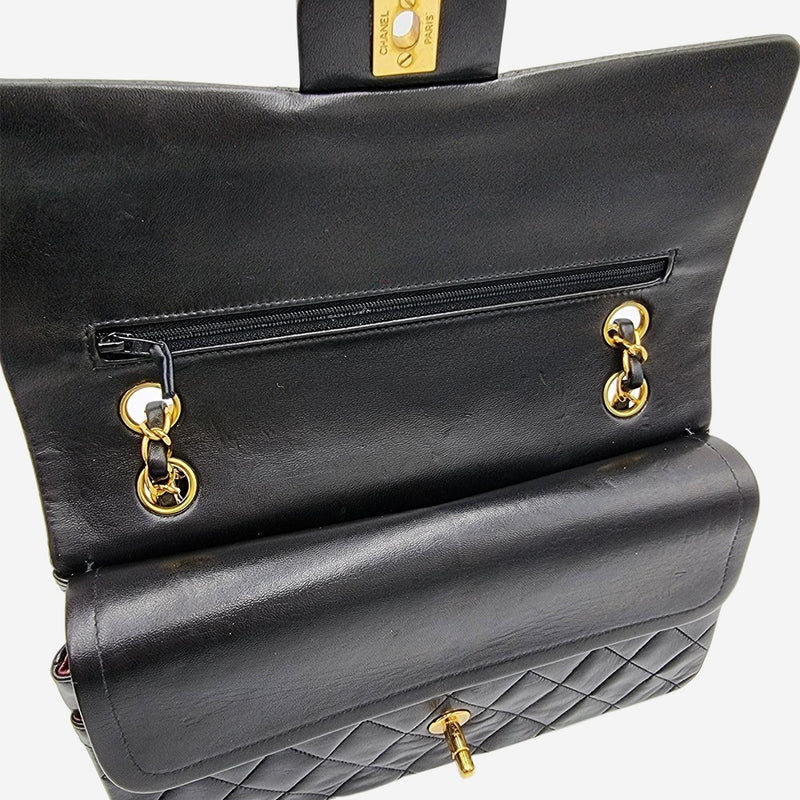 MEDIUM CLASSIC DOUBLE FLAP taske fra brand: CHANEL - We Do Vintage