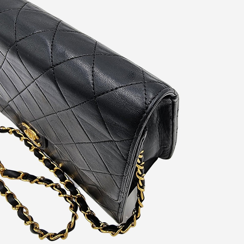 VINTAGE DIAMAND QUILTED FLAP BAG taske fra brand: CHANEL - We Do Vintage