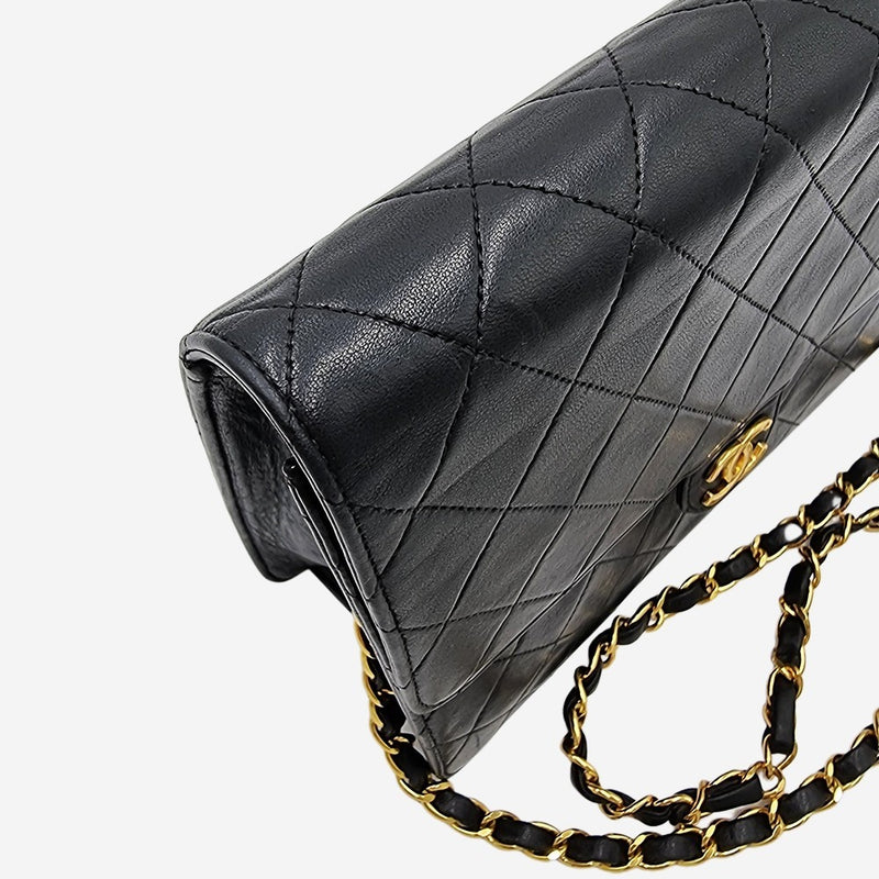 VINTAGE DIAMAND QUILTED FLAP BAG taske fra brand: CHANEL - We Do Vintage