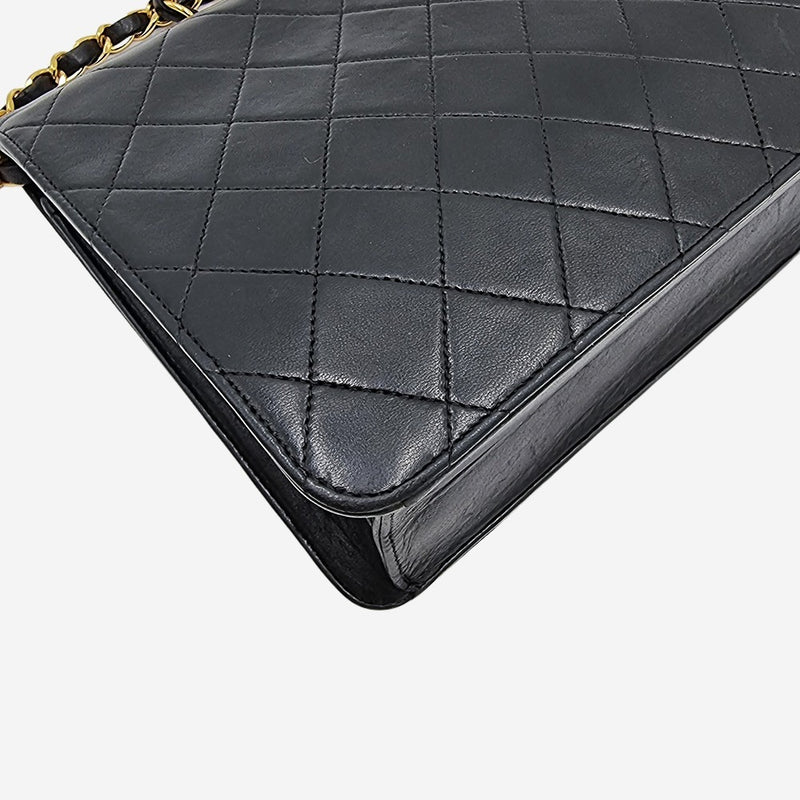 VINTAGE DIAMAND QUILTED FLAP BAG taske fra brand: CHANEL - We Do Vintage
