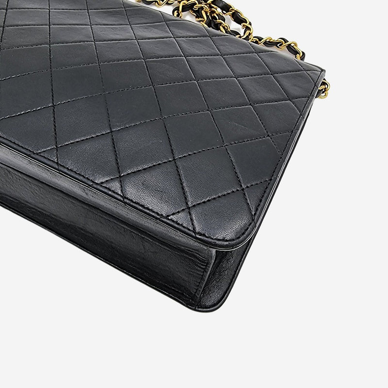 VINTAGE DIAMAND QUILTED FLAP BAG taske fra brand: CHANEL - We Do Vintage
