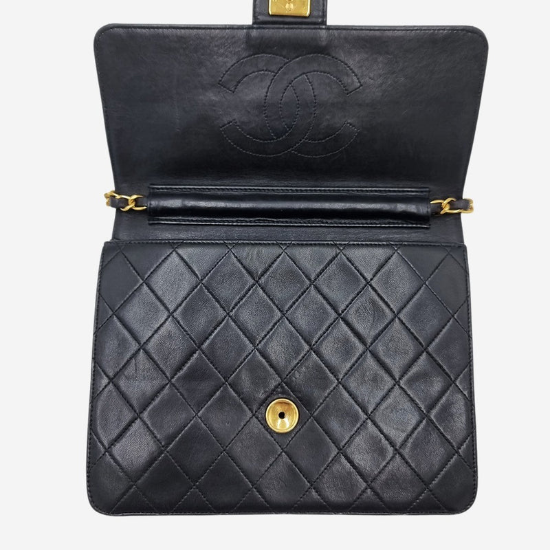VINTAGE DIAMAND QUILTED FLAP BAG taske fra brand: CHANEL - We Do Vintage