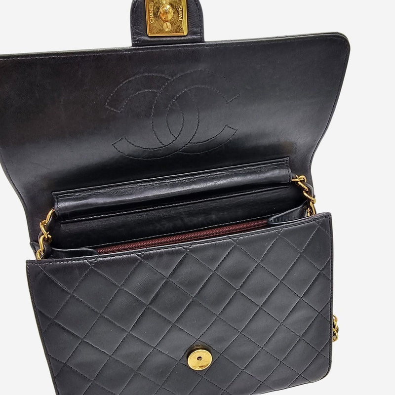 VINTAGE DIAMAND QUILTED FLAP BAG taske fra brand: CHANEL - We Do Vintage