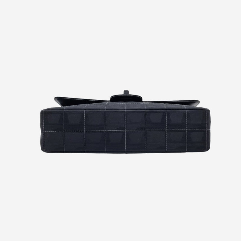 SJÆLDEN MEDIUM NEW TRAVEL LINE SINGLE FLAP BAG taske fra brand: CHANEL - We Do Vintage