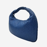 MEDIUM BLÅ CLASSIC VENETA HOBO taske fra brand: BOTTEGA VENETA - We Do Vintage