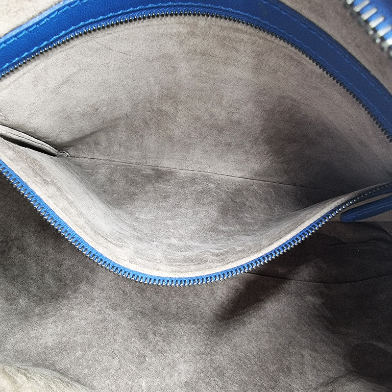 MEDIUM BLÅ CLASSIC VENETA HOBO taske fra brand: BOTTEGA VENETA - We Do Vintage
