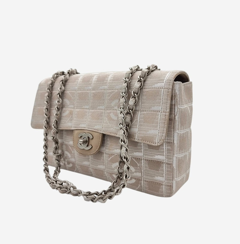MEDIUM NEW TRAVEL LINE SINGLE FLAP BAG taske fra brand: CHANEL - We Do Vintage