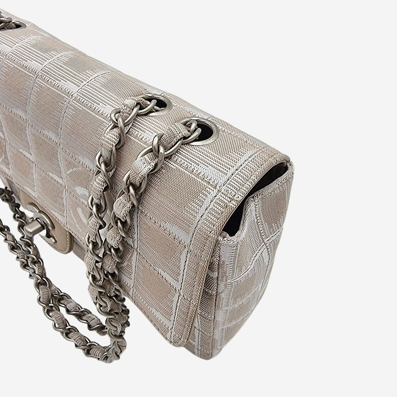 MEDIUM NEW TRAVEL LINE SINGLE FLAP BAG taske fra brand: CHANEL - We Do Vintage