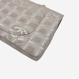 MEDIUM NEW TRAVEL LINE SINGLE FLAP BAG taske fra brand: CHANEL - We Do Vintage