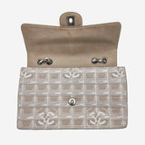 MEDIUM NEW TRAVEL LINE SINGLE FLAP BAG taske fra brand: CHANEL - We Do Vintage