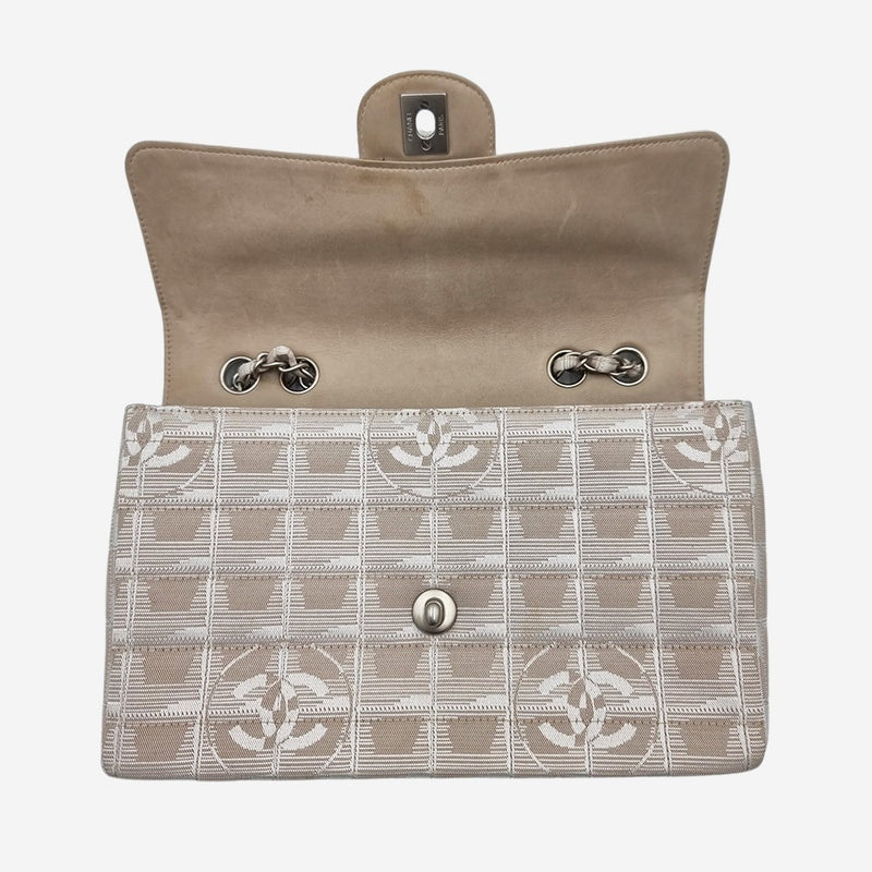 MEDIUM NEW TRAVEL LINE SINGLE FLAP BAG taske fra brand: CHANEL - We Do Vintage