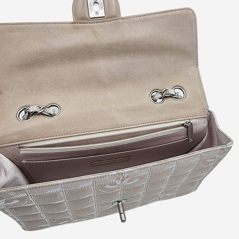 MEDIUM NEW TRAVEL LINE SINGLE FLAP BAG taske fra brand: CHANEL - We Do Vintage