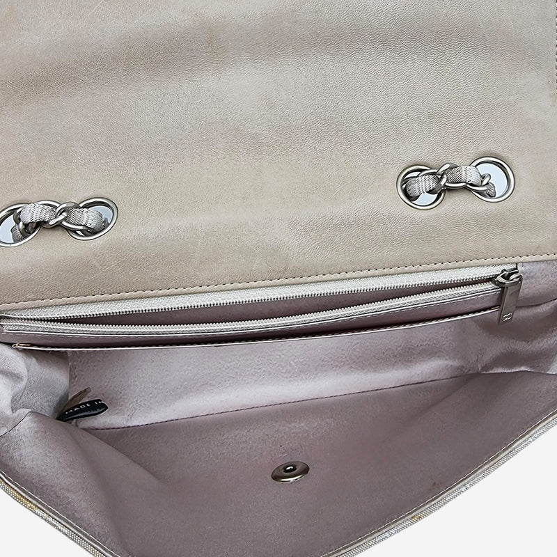 MEDIUM NEW TRAVEL LINE SINGLE FLAP BAG taske fra brand: CHANEL - We Do Vintage