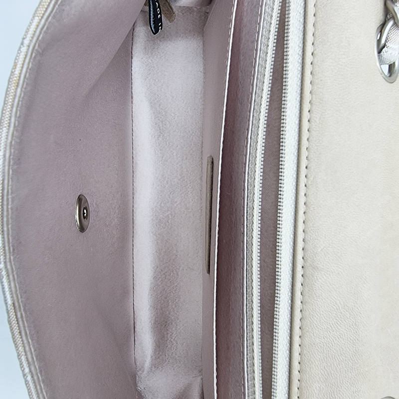 MEDIUM NEW TRAVEL LINE SINGLE FLAP BAG taske fra brand: CHANEL - We Do Vintage