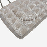 MEDIUM NEW TRAVEL LINE SINGLE FLAP BAG taske fra brand: CHANEL - We Do Vintage