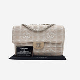 MEDIUM NEW TRAVEL LINE SINGLE FLAP BAG taske fra brand: CHANEL - We Do Vintage