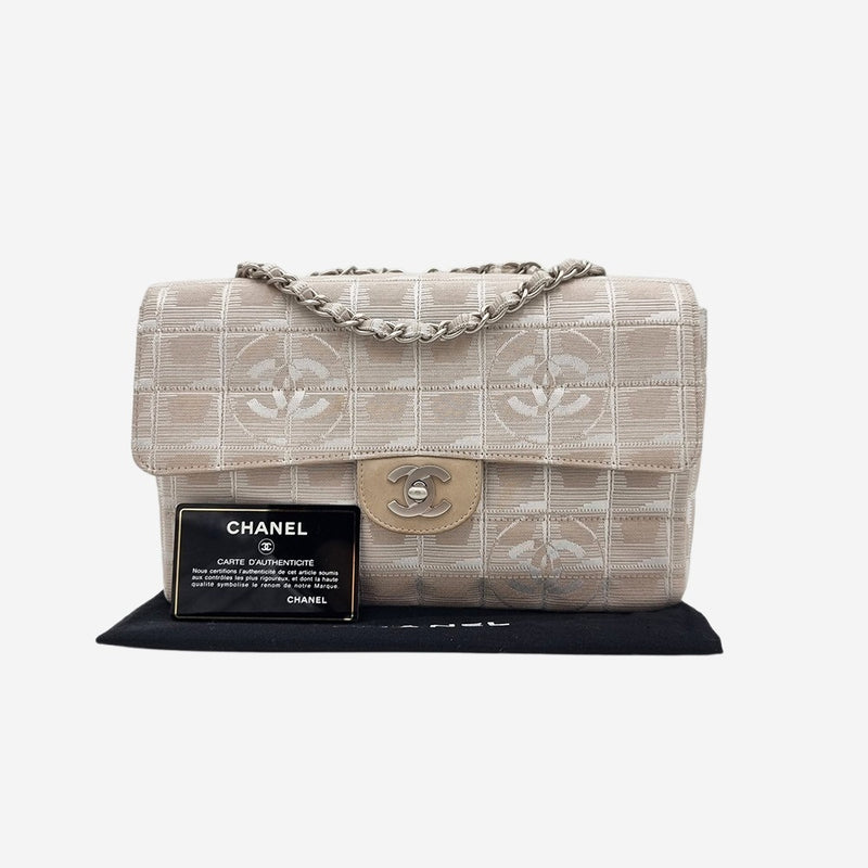 MEDIUM NEW TRAVEL LINE SINGLE FLAP BAG taske fra brand: CHANEL - We Do Vintage