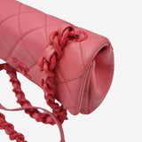 Lacquered metal caviar flap bag taske fra brand: CHANEL - We Do Vintage
