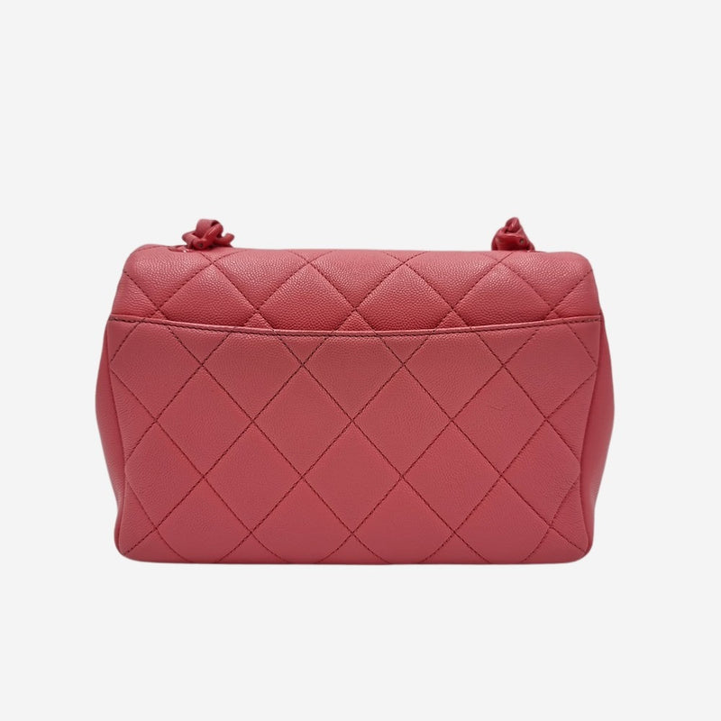 Lacquered metal caviar flap bag taske fra brand: CHANEL - We Do Vintage