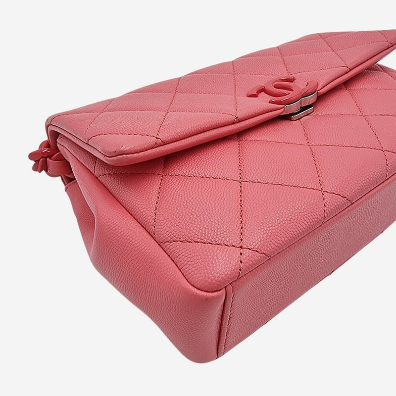 Lacquered metal caviar flap bag taske fra brand: CHANEL - We Do Vintage