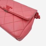 Lacquered metal caviar flap bag taske fra brand: CHANEL - We Do Vintage