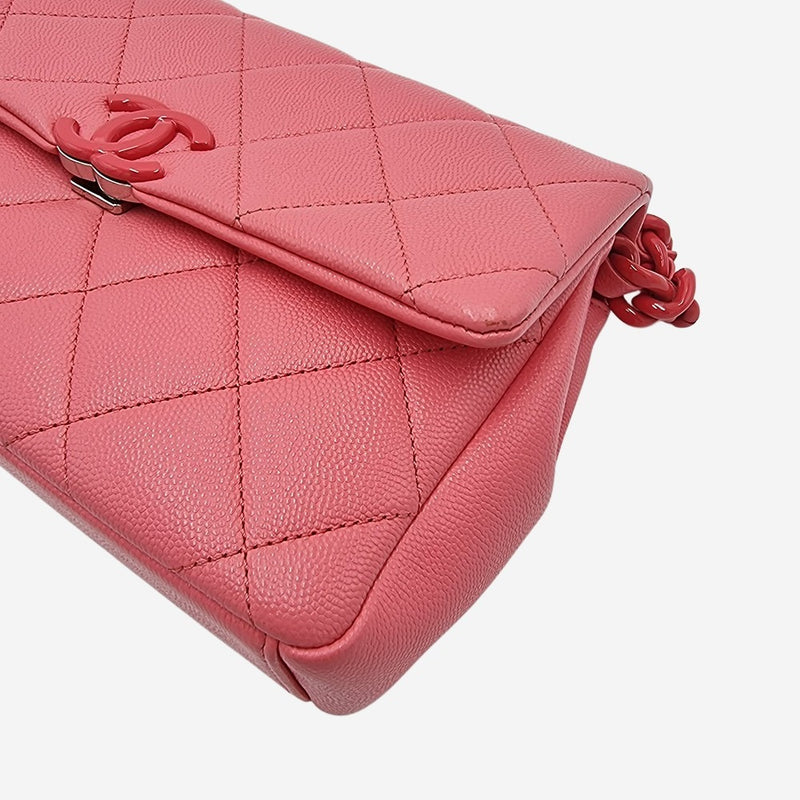 Lacquered metal caviar flap bag taske fra brand: CHANEL - We Do Vintage