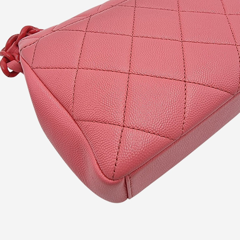 Lacquered metal caviar flap bag taske fra brand: CHANEL - We Do Vintage