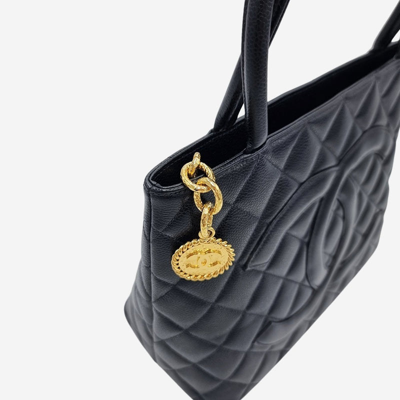 medallion caviar tote taske fra brand: CHANEL - We Do Vintage